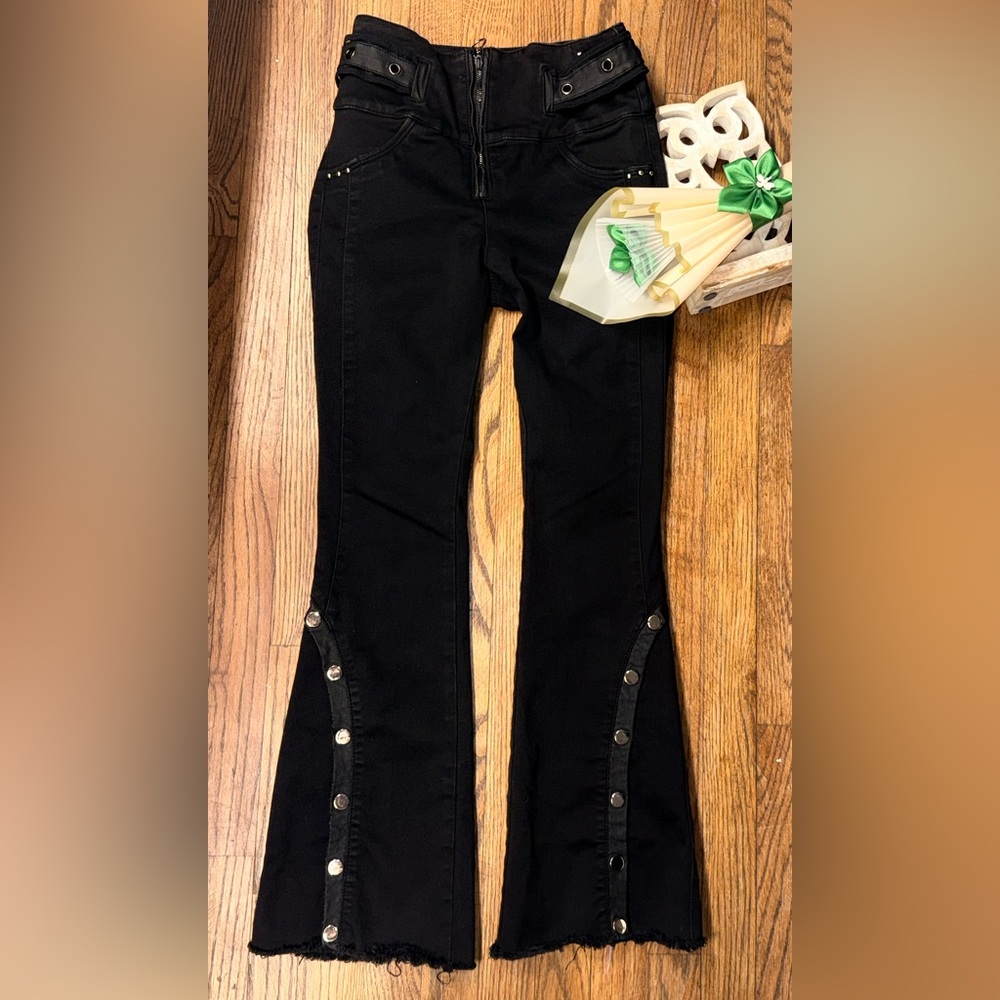 Elegant Black Flare Jeans with Button Accents